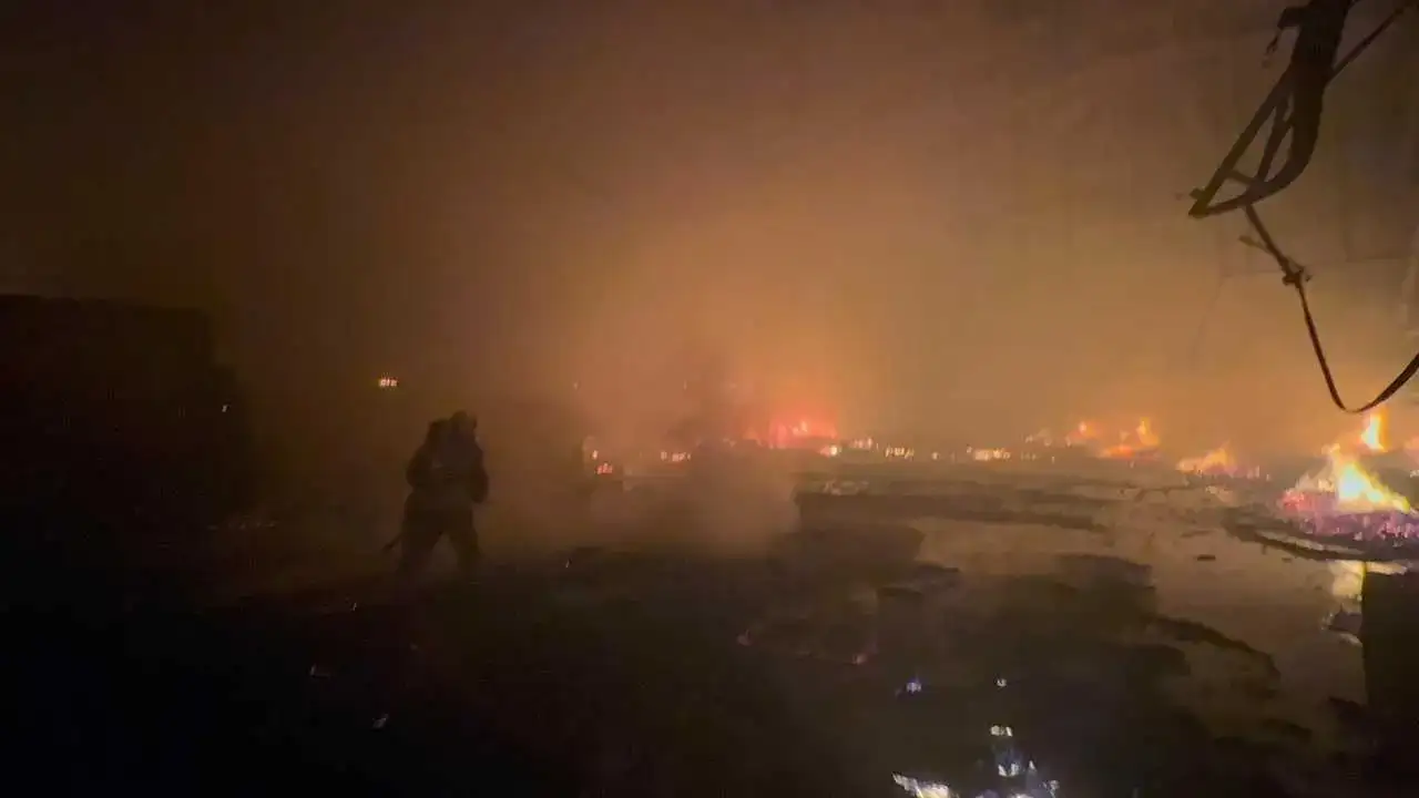 Hatay’da Depo Yangını: Alevler Son Anda Durduruldu! 4